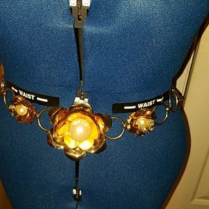 Camillia styled belt with oversized faux pearl.